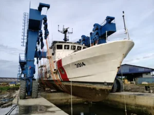 Marine Travel Lift  — Self-Propelled Boat Hoists for Marinas & Boatyards
