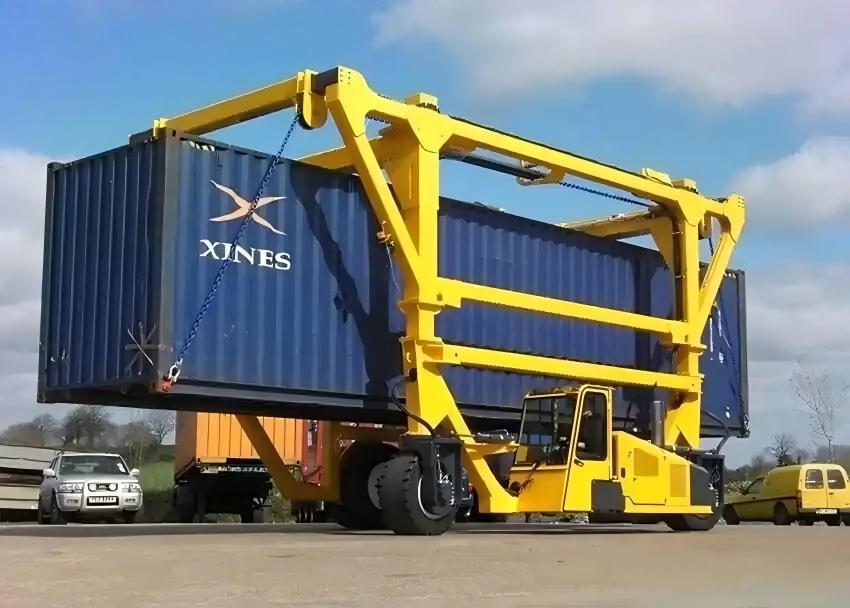 Straddle Carrier vs RTG Crane