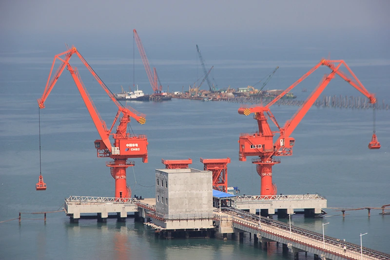 Portal Crane Lifting Shipbuilding Yard