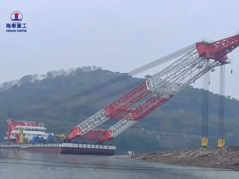 800 ton floating crane working at a seaport
