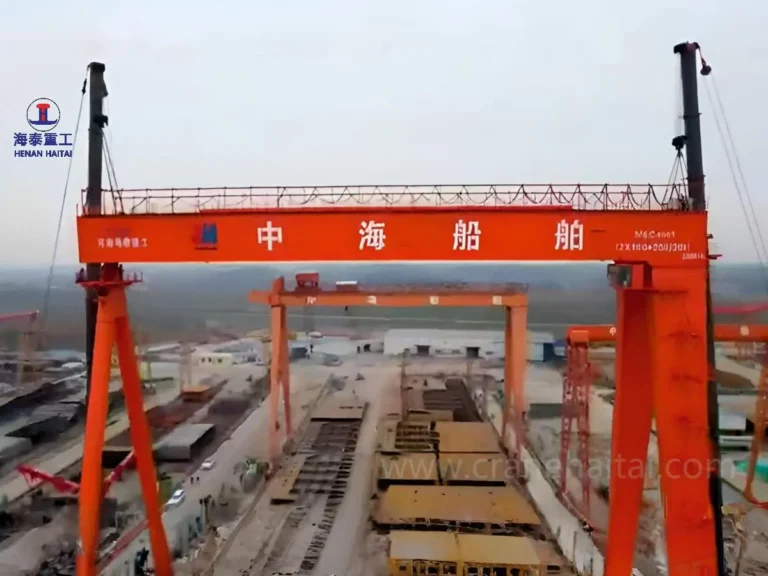 Haitai 400‑ton shipbuilding gantry crane undertakes core tasks including heavy steel‑structure block lifting, cross‑site transfer and hull segment dockingHaitai 400‑ton shipbuilding gantry crane undertakes core tasks including heavy steel‑structure block lifting, cross‑site transfer and hull segment docking