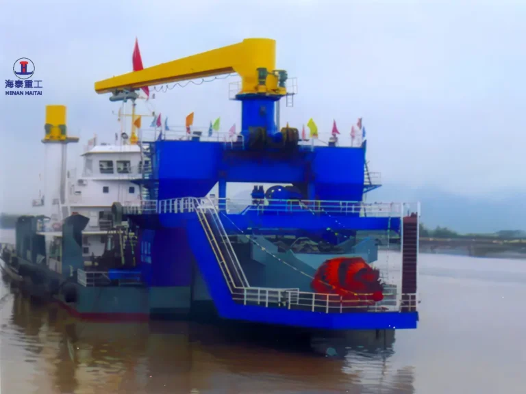Hydraulic stiff boom crane mounted on a barge-type vessel for port and harbor cargo handling in foggy river conditions
