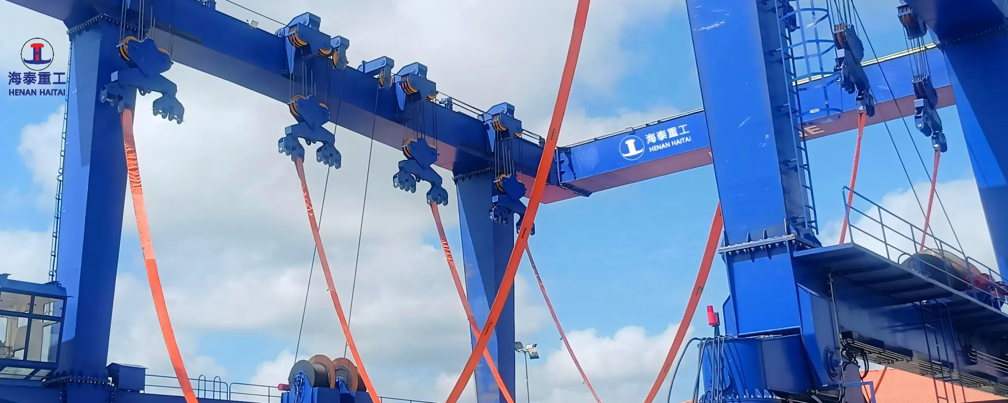 The lifting system raises a vessel using hoisting equipment and flat lifting slings arranged beneath the hull.